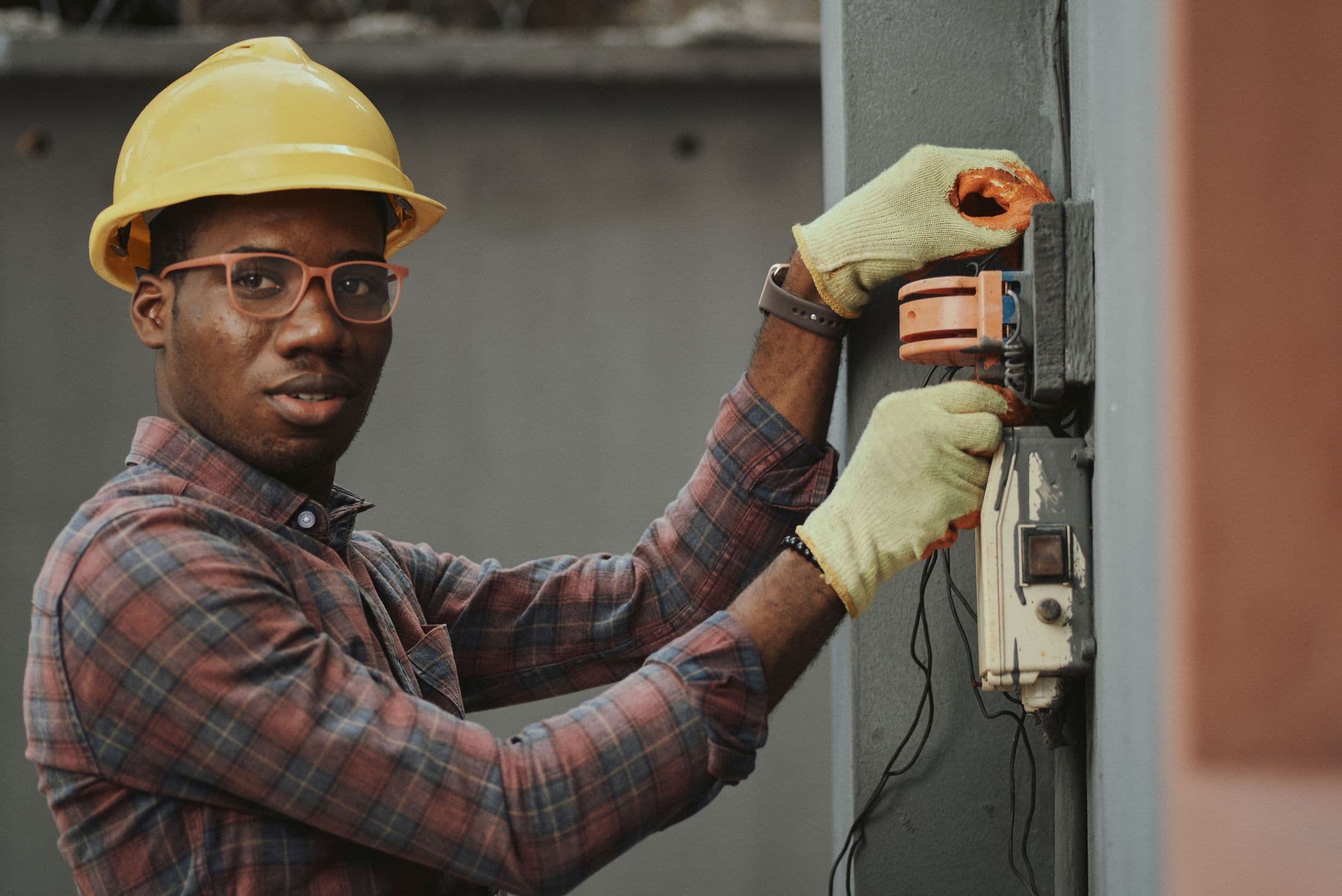 Un électricien nigérian contrôle une installation.